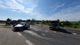 Vážná nehoda v Dobřejovicích u Prahy: Dvě auta se srazila, pro zraněného letěl vrtulník