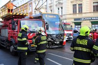 Dopravní komplikace na Vinohradech: Ve Francouzské se srazila tramvaj s náklaďákem