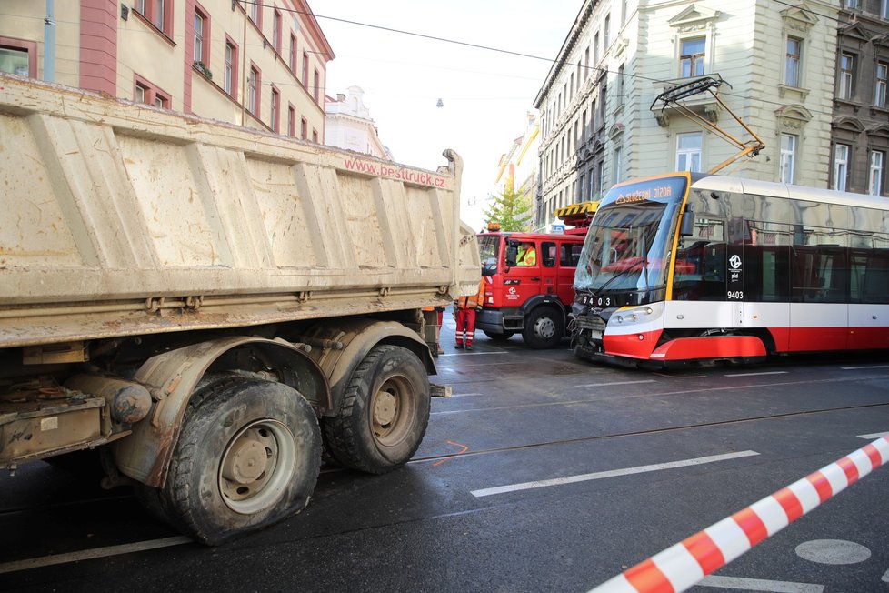 Nehoda tramvaje a náklaďáku ve Francouzské. (7. listopadu 2022)