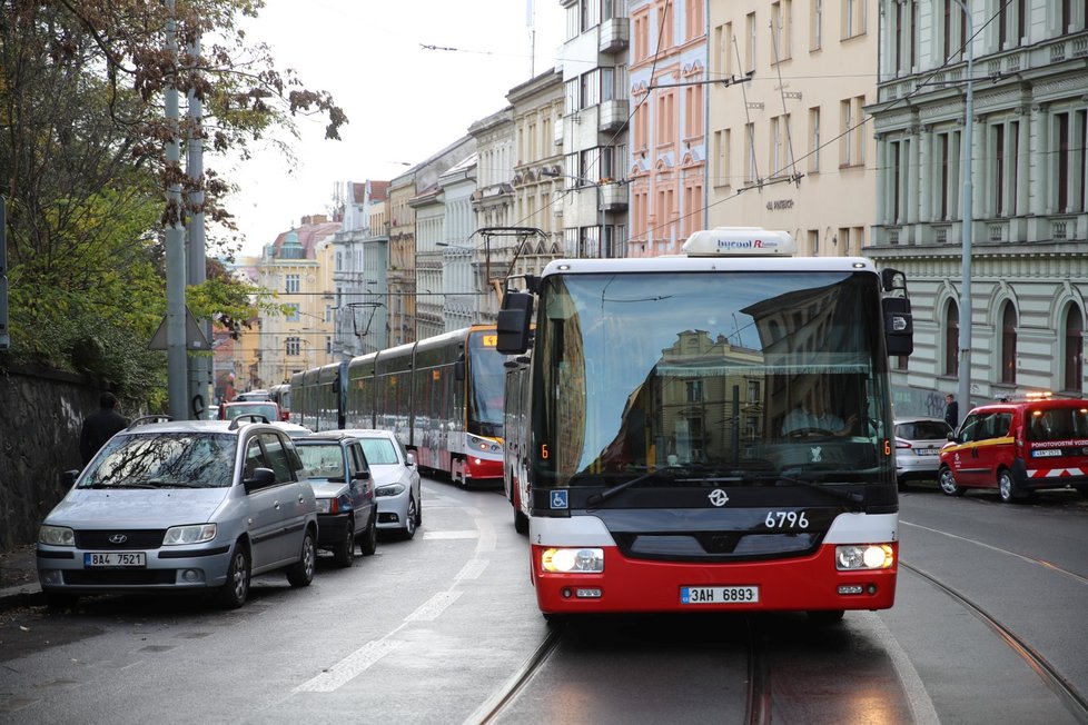 Nehoda tramvaje a náklaďáku ve Francouzské. (7. listopadu 2022)