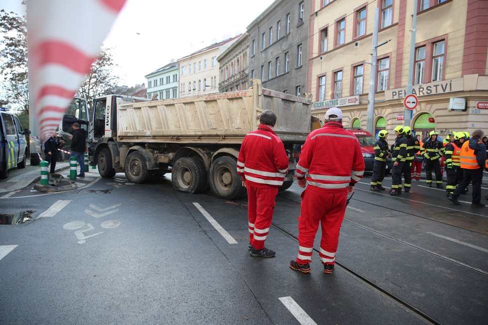 Nehoda tramvaje a náklaďáku ve Francouzské. (7. listopadu 2022)