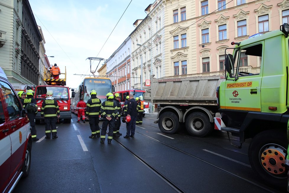 Nehoda tramvaje a náklaďáku ve Francouzské. (7. listopadu 2022)