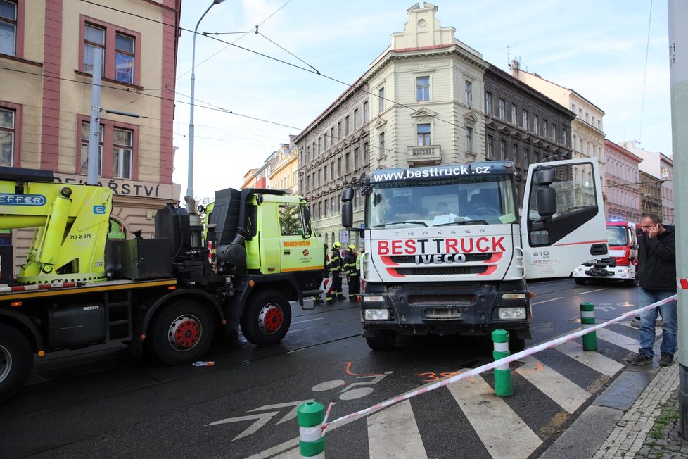 Nehoda tramvaje a náklaďáku ve Francouzské. (7. listopadu 2022)