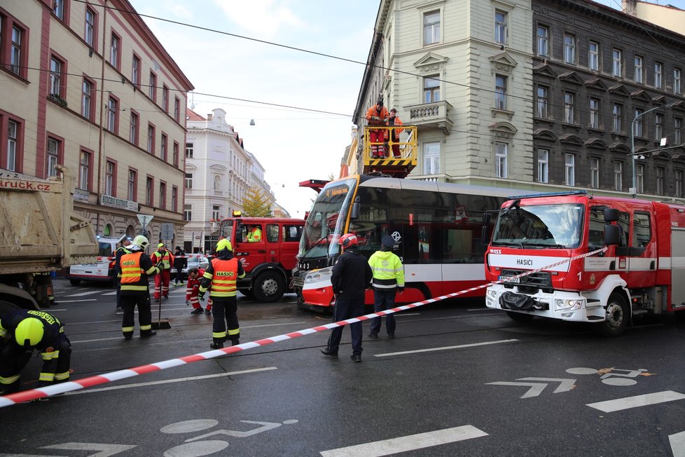 Nehoda tramvaje a náklaďáku ve Francouzské. (7. listopadu 2022)