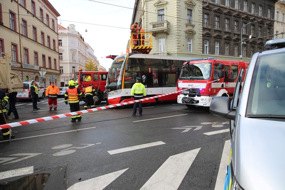 Nehoda tramvaje a náklaďáku ve Francouzské. (7. listopadu 2022)