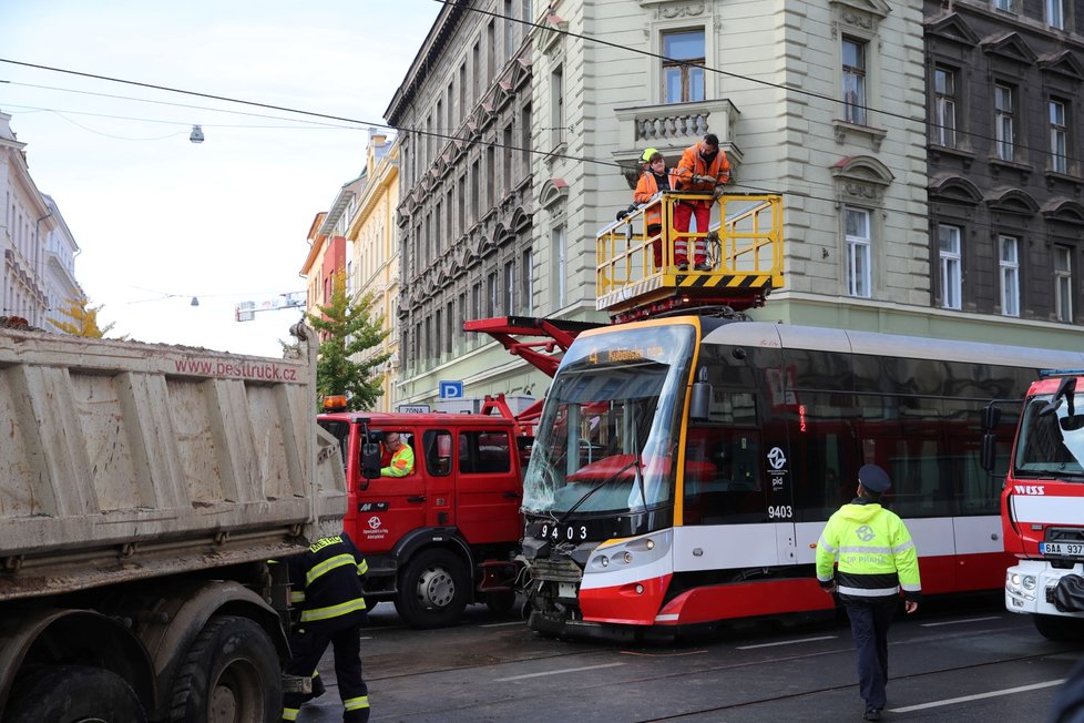 Nehoda tramvaje a náklaďáku ve Francouzské. (7. listopadu 2022)