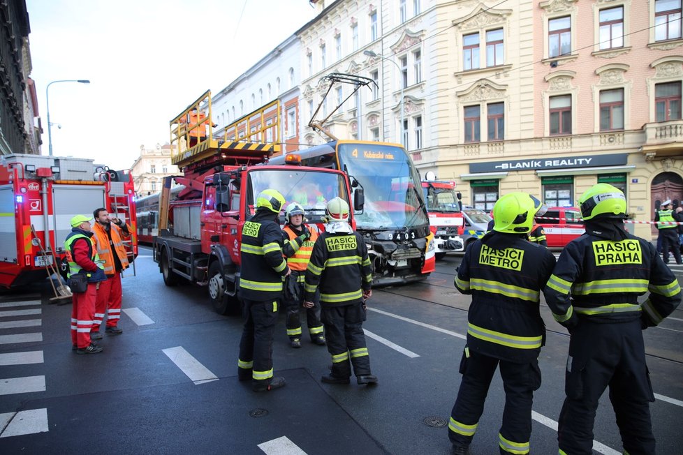 Nehoda tramvaje a náklaďáku ve Francouzské. (7. listopadu 2022)