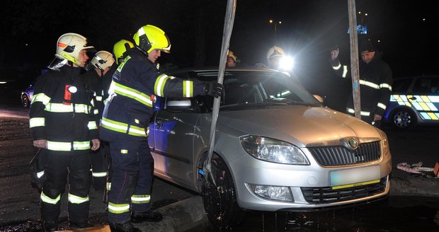 V Praze 4 skončila řidička s autem ve fontáně.