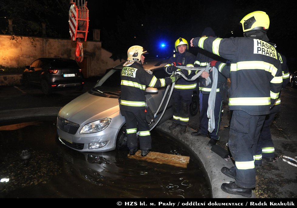 V Praze 4 skončila řidička s autem ve fontáně.