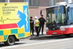 Policie shání svědky smrtelné nehody, k níž došlo v Čelákovicích. Autobus tam usmrtil chodce. (ilustrační foto)