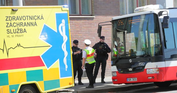 Linkový autobus v Čelákovicích přejel chodce! Policisté shání svědky smrtelné nehody