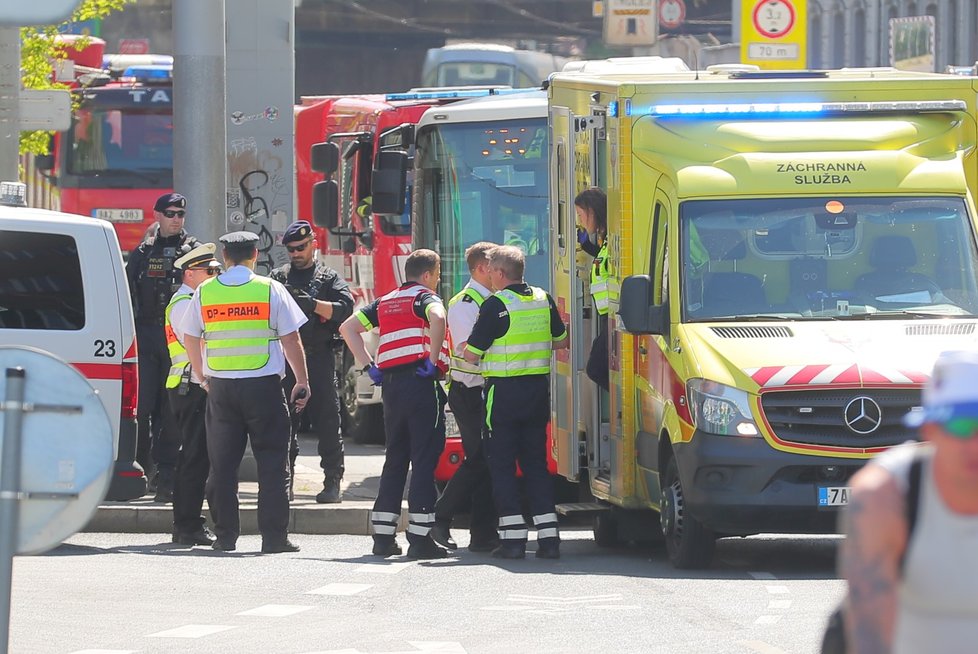 Nehoda autobusu a auta v Holešovicích. (9. května 2023)