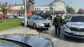 Řidič šílenou rychlostí ujížděl policistům po Jižní spojce, způsobil nehody. Policie hledá svědky!