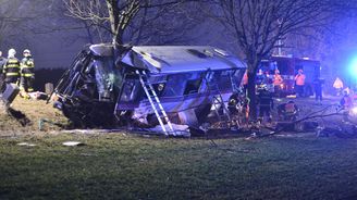 Při tragické nehodě autobusu v Horoměřicích u Prahy zemřeli tři lidé, zraněných jsou desítky