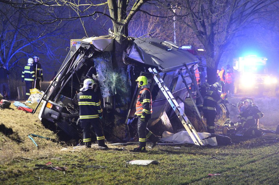 Při tragické nehodě zemřeli tři lidé a dalších 45 bylo zraněno.