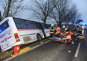 Na místě byli tři mrtví a 45 zraněných.