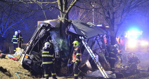 Tragickou nehodu autobusu u Horoměřic zavinila mladá řidička. Na místě zemřela, policie případ odložila