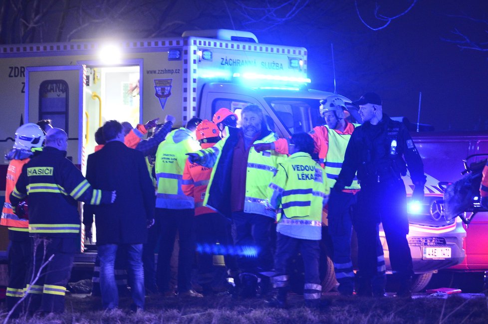 Při tragické nehodě zemřeli tři lidé a dalších 45 bylo zraněno.