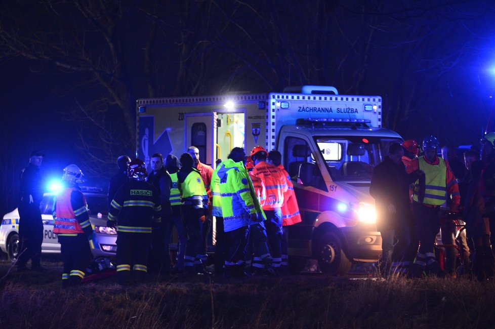 Při nehodě u Horoměřic zemřeli lidé, zraněné jsou i děti.