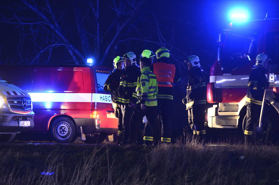 Při nehodě u Horoměřic zemřeli lidé, zraněné jsou i děti.