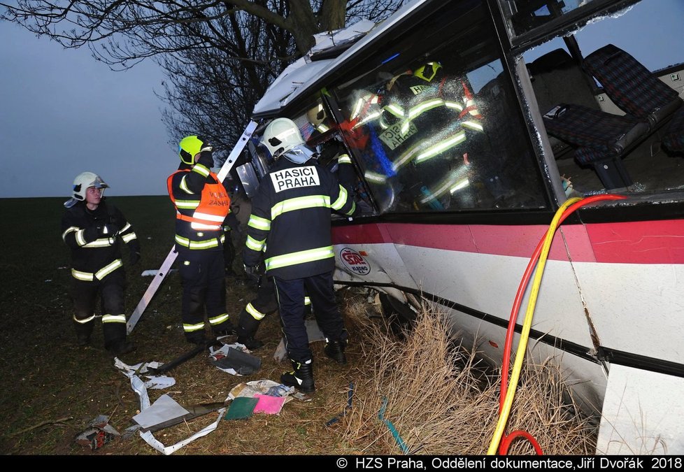 Na místě byli tři mrtví a 45 zraněných.