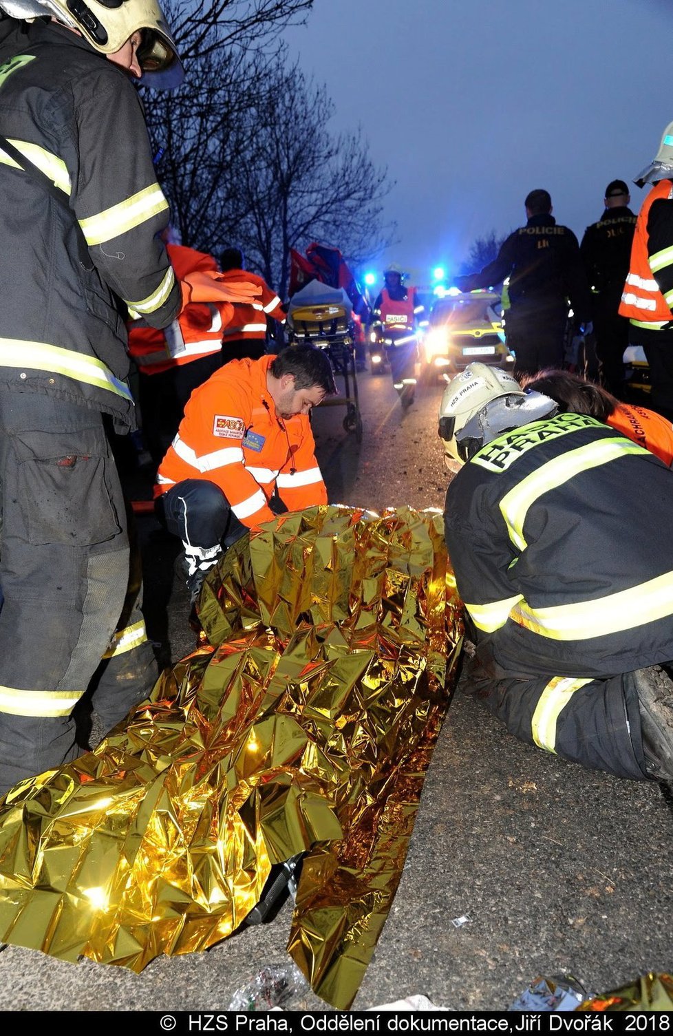 Na místě byli tři mrtví a 45 zraněných.