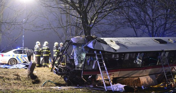 Příčina nehody u Horoměřic? O rizikový úsek podle policie nešlo, napovědět může pitva zemřelých