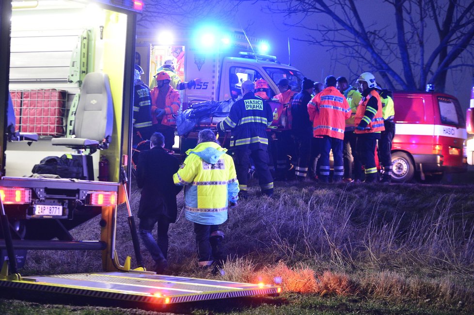 Při tragické nehodě zemřeli tři lidé a dalších 45 bylo zraněno.