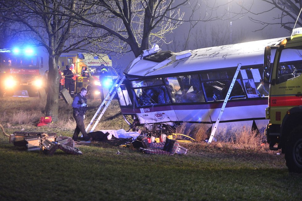 Při tragické nehodě zemřeli tři lidé a dalších 45 bylo zraněno.