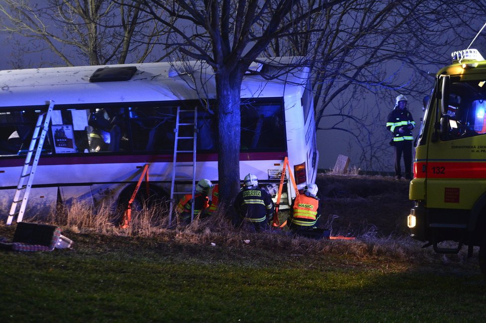 Při tragické nehodě zemřeli tři lidé a dalších 45 bylo zraněno.