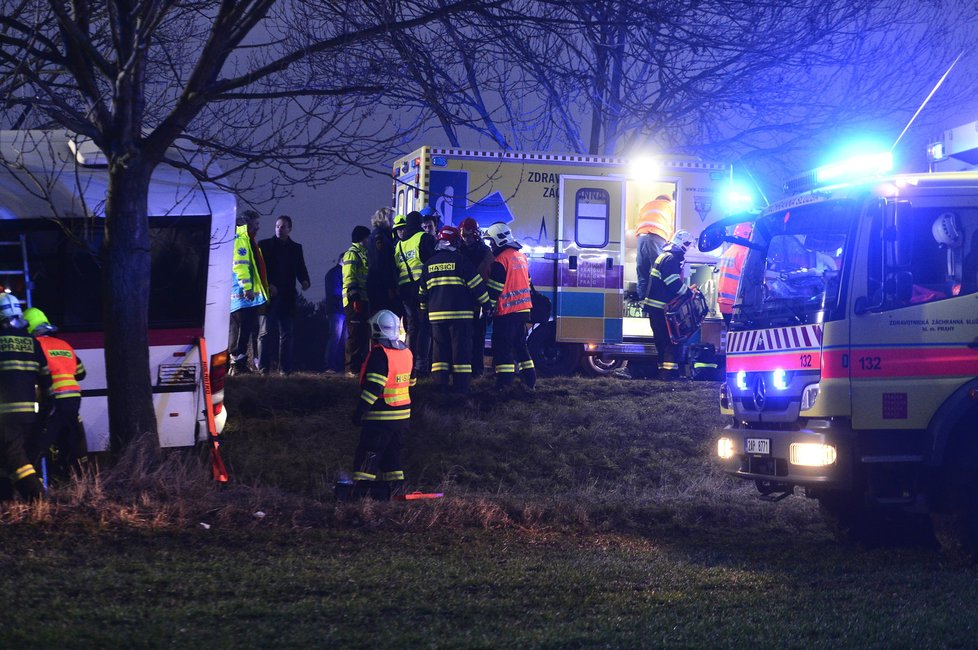 Při tragické nehodě zemřeli tři lidé a dalších 45 bylo zraněno.