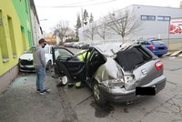 Šílená nehoda v Hostivaři: Auto s mladíky letělo vzduchem, srazilo chodkyni a napálilo do domu!