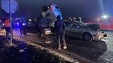 Vážná nehoda u Prahy: Dodávka se srazila se 3 auty, skončila na střeše! Řidič nejspíš nedal přednost