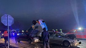 Vážná nehoda u Prahy: Dodávka se srazila se 3 auty, skončila na střeše! Řidič nejspíš nedal přednost