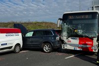 Dálnici D6 uzavřela hromadná nehoda: U letiště se srazilo šest aut i autobus! Dlouhé kolony