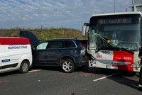 Dálnici D6 uzavřela hromadná nehoda: U letiště se srazilo šest aut i autobus! Dlouhé kolony