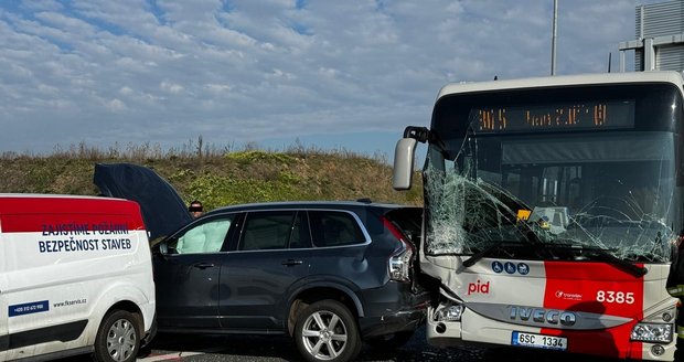 Dálnici D6 uzavřela hromadná nehoda: U letiště se srazilo šest aut i autobus! Dlouhé kolony