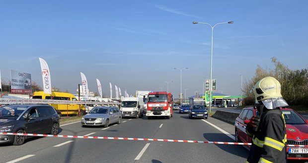 Na silnici při nehodě vytekla kyselina! Ulici K Barrandovu čistili přes sedm hodin