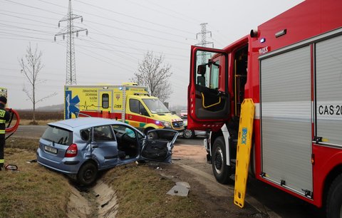 Šílená nehoda v Zadní Kopanině: Dvě auta skončila zdemolovaná v příkopu! Čtyři zranění