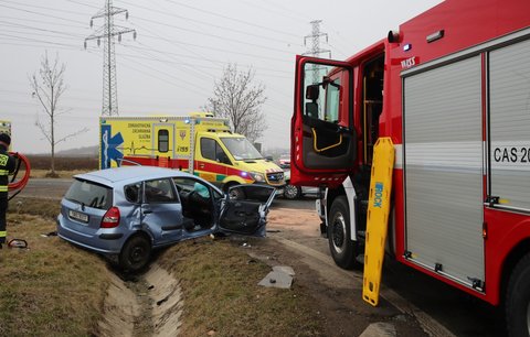 Šílená nehoda v Zadní Kopanině: Dvě auta skončila zdemolovaná v příkopu! Čtyři zranění