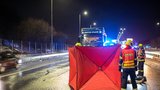Chodec na D1! Kamion ho srazil při výjezdu z Prahy, starší muž na místě zemřel