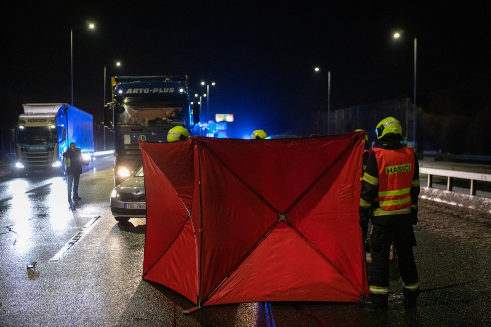 Kamion na D1 srazil chodce. (1. února 2023)