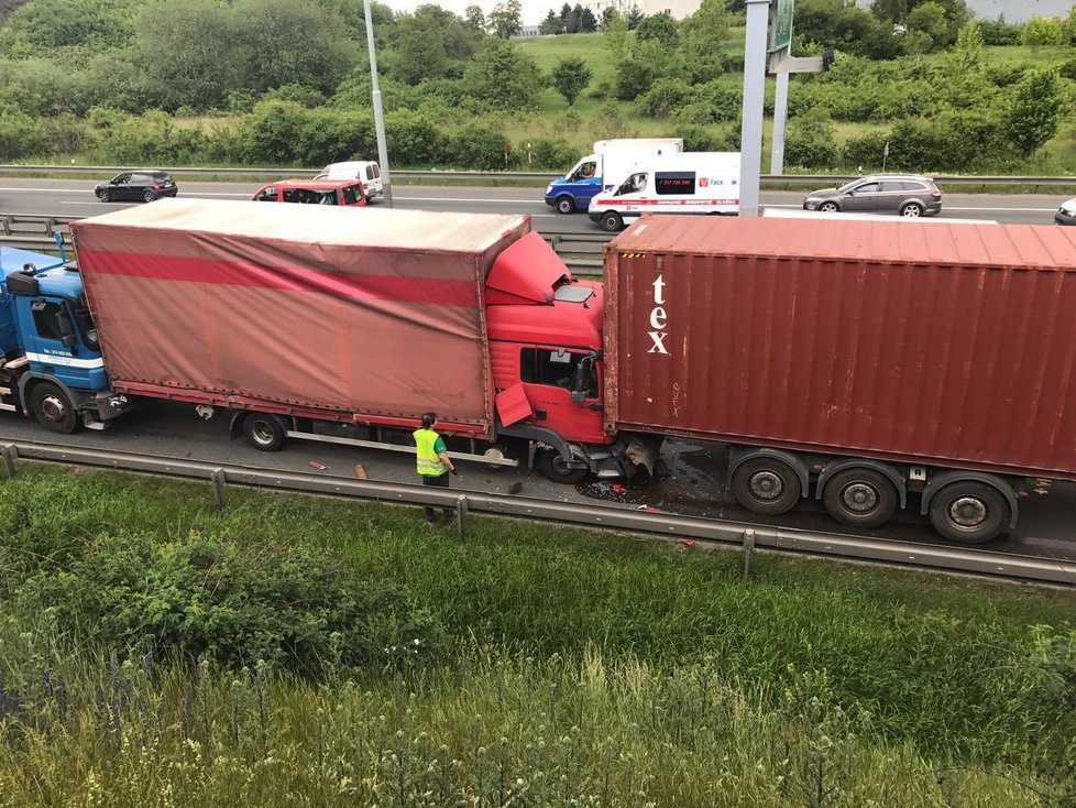 Nehoda na D1 zastavila provoz na celé dálnici směrem do centra Prahy.