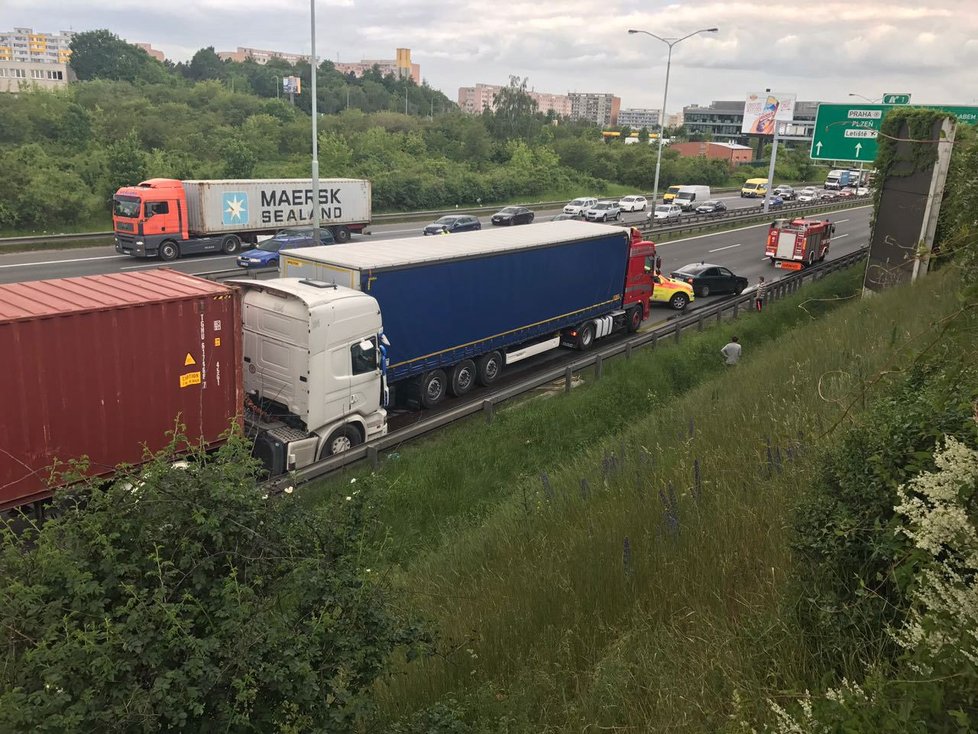 Nehoda na D1 zastavila provoz na celé dálnici směrem do centra Prahy.