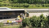 Nehoda zastavila provoz na Pražském okruhu! Srazily se čtyři kamiony, řidiče vyprošťovali