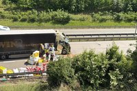Nehoda zastavila provoz na Pražském okruhu! Srazily se čtyři kamiony, řidiče vyprošťovali