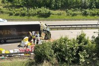Nehoda zastavila provoz na Pražském okruhu! Srazily se čtyři kamiony, řidiče vyprošťovali