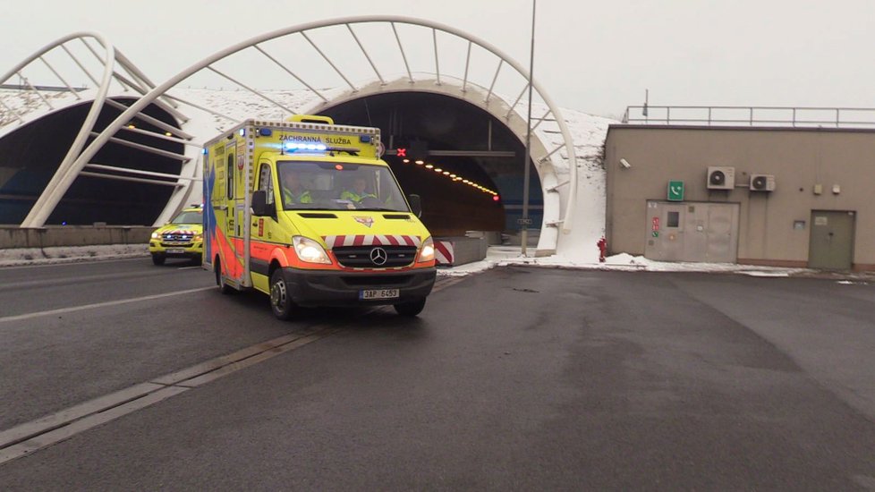 Nehoda kamionu a auta uzavřela Lochkovský tunel.