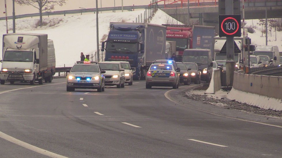 Nehoda kamionu a auta uzavřela Lochkovský tunel.