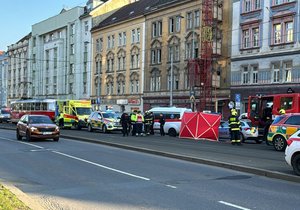 Tramvaj v Plzeňské ulici v Praze srazila chodkyni. (4. března 2024)